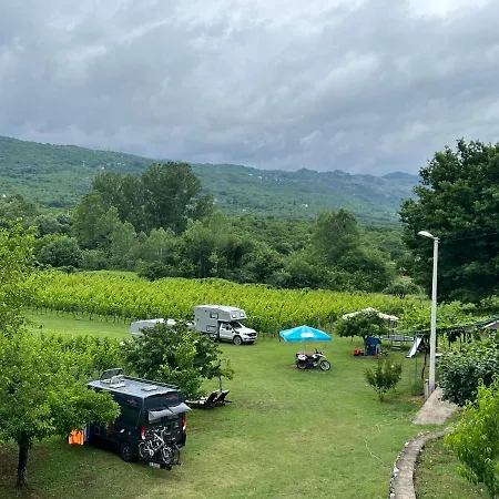 Purple Eye Camp & Winery Kamp alanı Podgoriçe