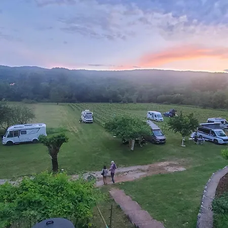 Purple Eye Camp & Winery * 포드고리차